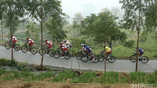 Memasuki etape keenam Tour de Singkarak 2015 yang memiliki jalur 116 kilometer, Kamis (8/10), tersisa 93 pebalap yang akan mengikuti balapan ini.
