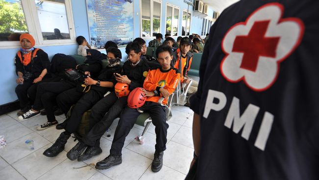 Demo Ricuh, PMI Bantah Petugas Medis Disiksa Brimob PMI membantah petugas medis dari PMI Jakarta Timur mengalami kekerasan oleh oknum Brimob saat memberi pertolongan dalam demonstrasi menolak RKUHP kemarin.