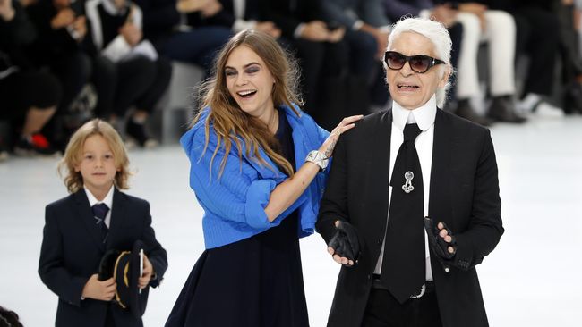 Desainer couture dari rumah mode Chanel Karl Lagerfeld mengumumkan kolaborasinya dengan merek sepatu Amerika, Vans.