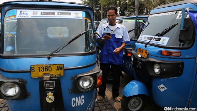 Berawal dari keinginan agar sopir bajaj tak stres dan pendapatannya stabil, sebuah aplikasi pemesanan bajaj pun diluncurkan. Pesan bajaj kini bisa lewat ponsel.
