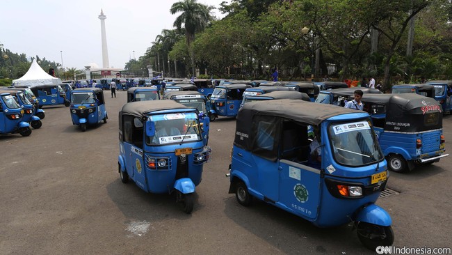 Sebuah bajaj viral di media sosial setelah melintas di jalan Tol Kebon Jeruk. Bajaj itu langsung disetop polisi dan sang sopir mengaku tak tahu jalan.