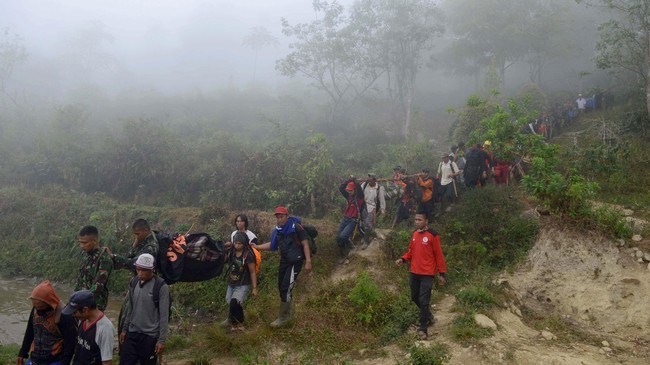 Ada ledakan kecil-kecil. Kalau meledak lagi, warga sembunyi lagi di balik pohon karena takut kena amunisi dari helikopter.