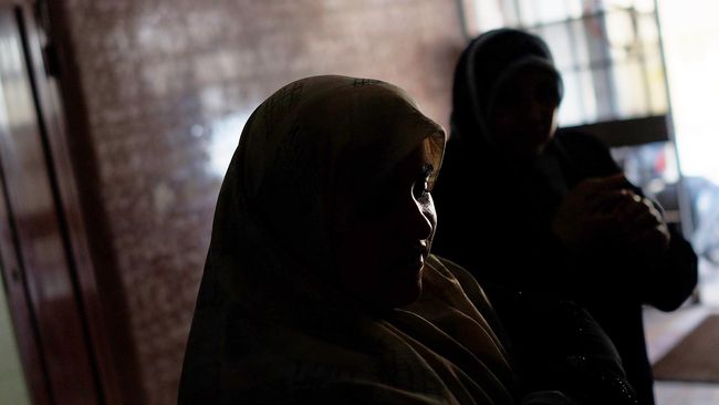 Kholoud Waleed mendirikan koran bawah dengan teman-teman perempuannya untuk melaporkan peristiwa di Suriah. Dia kini dianugerahi penghargaan Anna Politkovskaya.
