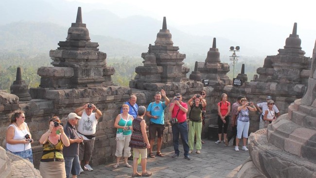 Badan Pusat Statistik (BPS) mencatat sebanyak 865,81 ribu turis asing masuk ke Indonesia pada periode April 2023, naik 276 persen dibanding April 2022.