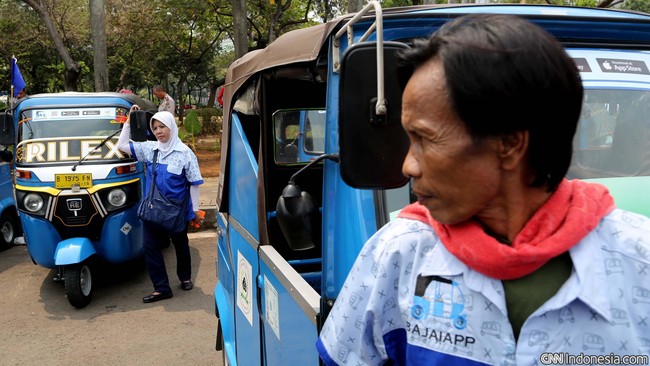 Pengemudi bajaj berkumpul di pelataran Monas, Jakarta, Rabu 7 Oktober 2015. Pemerintah Provinsi DKI Jakarta mendorong semua angkutan umum menggunakan sistem online. Peluncuran aplikasi transportasi Bajaj secara online diperkirakan akan memusnahkan angkutan umum konvensional. CNN Indonesia/Safir Makki