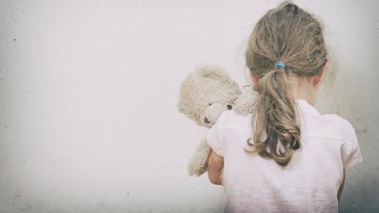 Ibu ini kesal bukan main. Sebabnya, bokong anak perempuannya dipukul seorang pria.