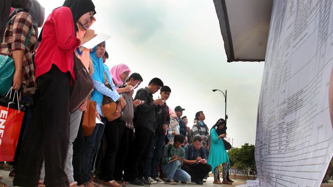 Jumlah Pengangguran Turun Hingga 430 Ribu Orang Jumlah pengangguran pada Februari 2016 tercatat 7,02 juta orang, sedangkan pada periode yang sama tahun lalu mencapai 7,45 juta orang.