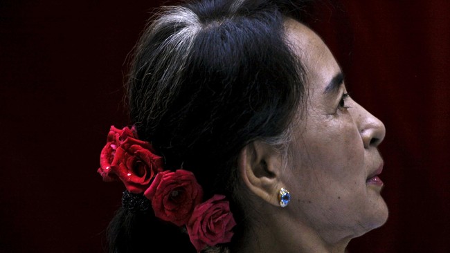 Lima tahun lalu, media yang memberitakan Suu Kyi dipenalti oleh junta. Kini menjelang pemilu, seluruh media independen dipenuhi potret Suu Kyi.