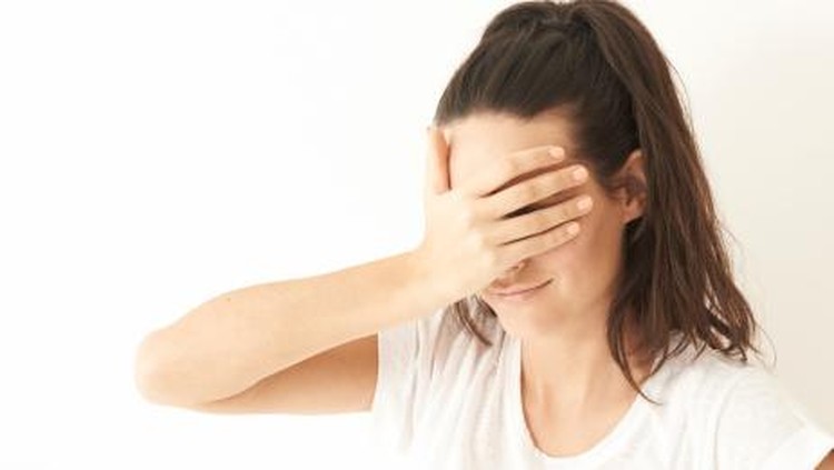 ilustrasi lupa Portrait of girl covering her eyes with her hand