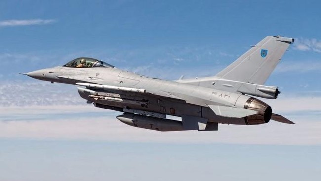 Jet tempur F-16 milik AU Pakistan jatuh di ibu kota Islamabad ketika melakukan persiapan parade militer hari kemerdekaan.