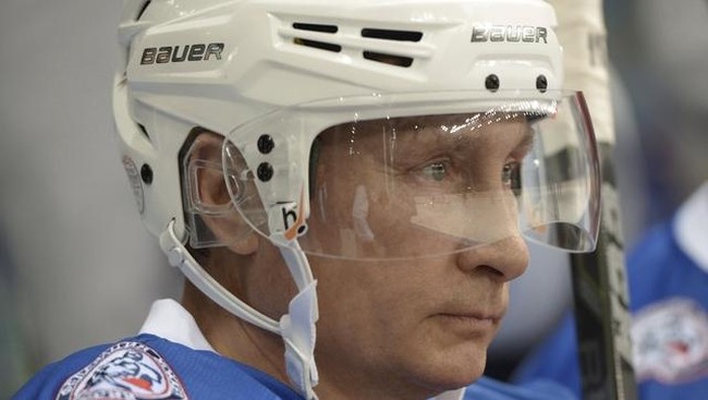 Presiden Rusia Vladimir Putin merayakan ulang tahun ke-63 pada Rabu (8/10) dengan bermain hoki es di resor favoritnya, di Sochi, wilayah Laut Hitam.