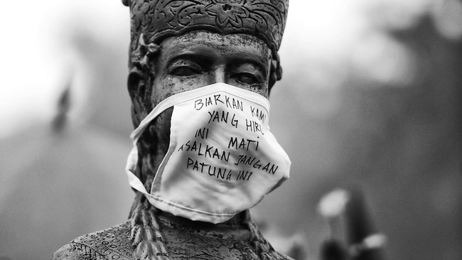 Satu kaleng oksigen lebih murah daripada secangkir kopi di pusat perbelanjaan. Dengan kalimat itu, gerakan #sedekahoksigen mengetuk hati publik.