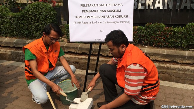 Aktivis yang tergabung dalam Koalisi Pemantau Peradilan menggelar aksi teatrikal menyindir koruptor dan DPR yang mengusulan RUU KPK.
