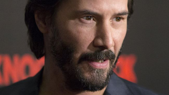 Keanu Reeves mengalami pendaratan darurat saat terbang ke Los Angeles. Kala terdampar, ia masih membantu penumpang lain untuk ikut 'menyelamatkan diri'.