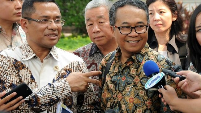 Selain masalah ekonomi China, industri tekstil Indonesia harus bersaing ketat dengan Vietnam yang cukup agresif dalam 15 tahun terakhir.