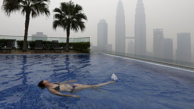 Petugas Bandara Internasional Kuala Lumpur mengungkapkan kekesalannya karena penerbangan yang kacau akibat kabut asap.