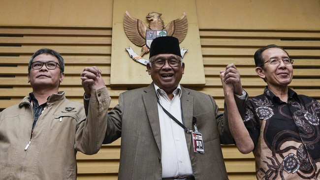 DPR mempertanyakan pemberian izin oleh KPK kepada orang-orang tertentu untuk melewati pintu masuk belakang gedung KPK.