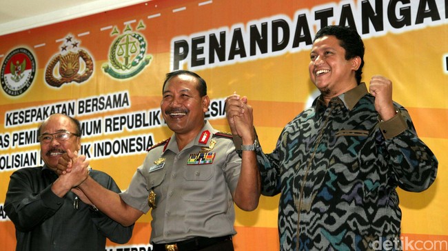 Menurut Jenderal Badrodin Haiti, masyarakat juga harus diberi pendidikan seperti dalam penggunaan media sosial yang kerap jadi sarana menebar kebencian.