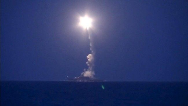 Menteri Pertahanan Rusia, Sergei Shoigu mengklaim bahwa serangan rudal yang diluncurkan dari kapal selam Rusia menghantam sejumlah markas ISIS di Suriah.
