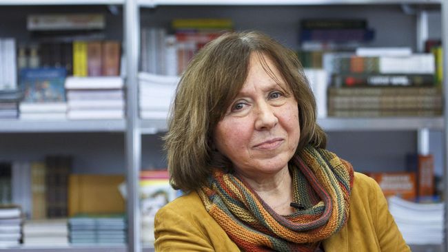 Jurnalis asal Belarus ini unggul karena keberhasilannya memetakan individu Soviet dan pasca runtuhnya Soviet dalam karya tulisnya.