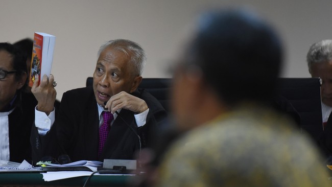 Dalam persidangan, saksi menerangkan detil peristiwa penyerahan duit suap dari OC Kaligis kepada hakim di Pengadilan Tata Usaha Negara Medan.