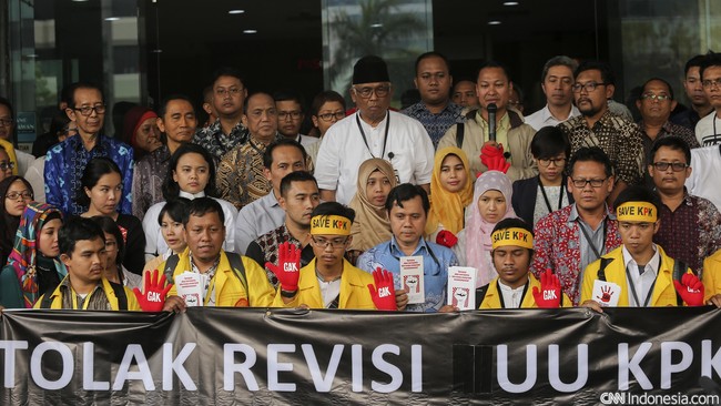 Mantan Penasehat KPK Abdullah Hehamahua mengatakan bola ada di tangan Presiden Jokowi untuk menarik pembahasan revisi UU KPK.