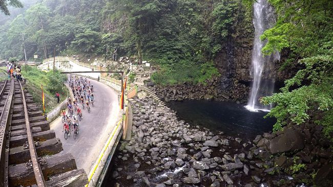 Dahulu kala ada kereta yang terkenal tangguh dan legendaris dengan rute "membelah" Lembah Anai yang dinamakan Mak Itam.