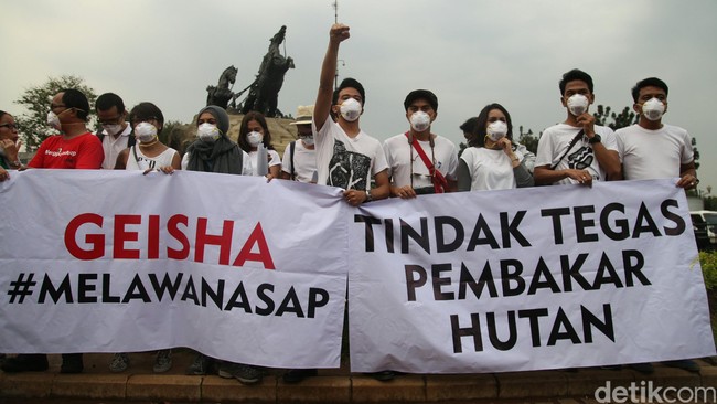 Presiden Jokowi mengaku tetap akan memantau kondisi dan perkembangan penanganan kebakaran hutan dari waktu ke waktu.