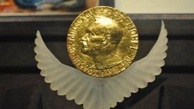 Teliti Tingkah 'Ngeri' Atom, Tiga Ilmuwan Raih Nobel Bidang Fisika
