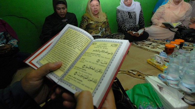Bersama dengan gengnya, Boel Tacos, Agus meminta anak-anak "asuhannya" untuk mencari uang dan mengonsumsi narkoba bersama-sama.