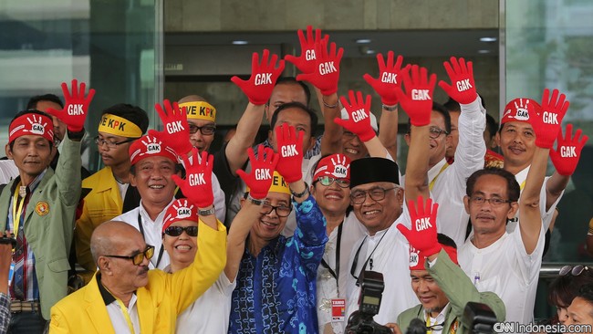 Puluhan pegawai KPK ikut aksi menolak RUU KPK, termasuk Direktur Gratifikasi KPK sekaligus mantan capim KPK Giri Suprapdiono. 