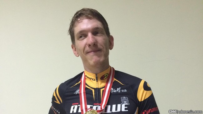 Thomas Rabou tampil mengejutkan dan sukses berdiri di podium tertinggi pada etape VII Tour de Singkarak 2015.