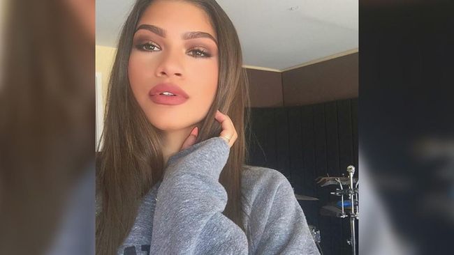 Duck Face Ditinggalkan, Fish Gape Mulai Populer untuk Selfie Setelah beberapa waktu merajai sosial media, pose duck face kini perlahan menghilang dan digantikan dengan pose yang lebih serius, fish gape.