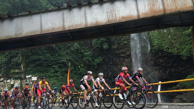 Seorang pebalap sepeda asal Iran didiskualifikasi dari ajang Tour de Singkarak 2015 karena dinilai curang berpegangan pada mobil di etape VII.