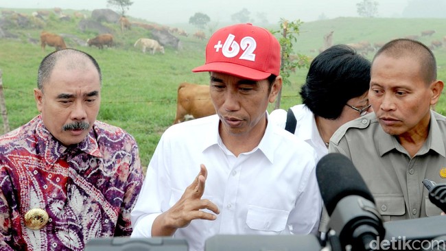 Survei Indo Barometer mencatat tingkat kepuasan masyarakat terhadap Presiden Joko Widodo diklaim menurun 11,5 persen dibandingkan Maret 2015