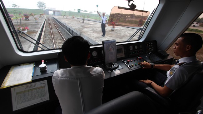 Lowongan kerja untuk mengisi kebutuhan masinis pada proyek LRT sudah dibuka sejak 25 Agustus lalu, meskipun operasional LRT baru akan dimulai pada 2019.
