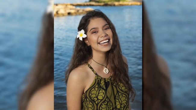 Berkulit kecokelatan, berambut ikal dan bermata bulat, Moana bagai pinang dibelah dua dengan Auli’i Cravalho, si gadis Hawaii.