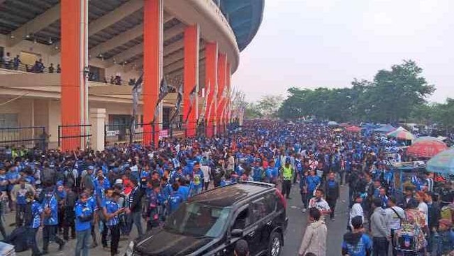 Demi suasana yang lebih kondusif, bobotoh Persib Bandung dilarang menggunakan sepeda motor dan kereta api untuk menuju Jakarta.