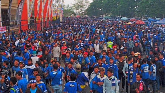 Imbauan Pihak Keamanan agar Bobotoh tak menggunakan kereta sepertinya dituruti. Rombongan bobotoh tak terlihat menggunakan kereta pada Minggu pagi.