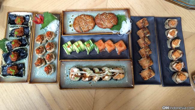 Sushi berisi jamur shimeji yang disajikan dengan potongan jamur shiitake panggang dan irisan kecil daging sambal bajak khas Indonesia memanjakan lidah.