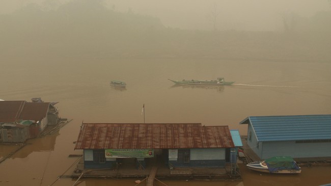 Meski sudah dibantu negara lain, pemerintah ragu upaya yang selama ini ditempuh bisa mengurangi hotspot di wilayah terdampak kebakaran hutan.