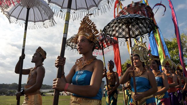 Nusa Dua mungkin tak sepopuler Kuta atau Seminyak sebagai tujuan wisata di Bali. Kawasan ini juga identik dengan acara formal yang terkesan membosankan.