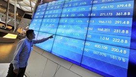 Kondisi Berbalik, IHSG Terkoreksi Sedangkan Rupiah Menguat