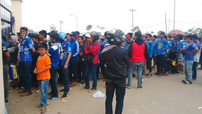 Sempat diwarnai ricuh akibat tak kebagian tiket pertandingan, antusiasme pendukung Persib tetap tak terbendung untuk menyaksikan tim kesayangan mereka berlaga.