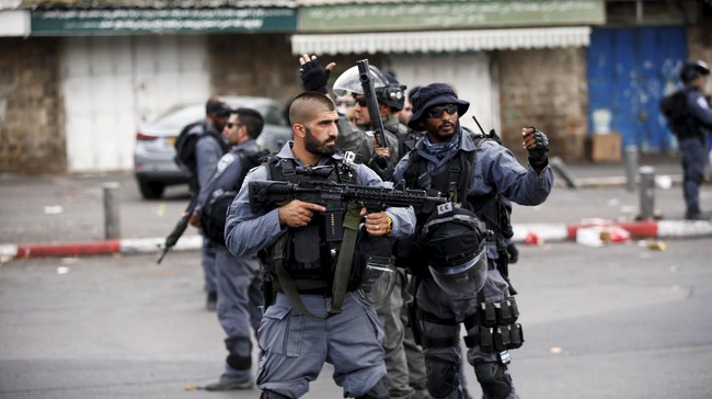 Dalam katalog penjualan, bocah laki-laki berfoto memakai kostum prajurit Israel sambil menenteng pistol mainan yang diarahkan ke kamera.