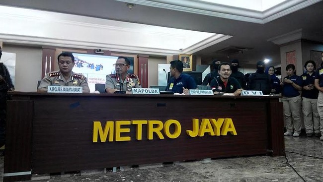 Kabid Humas Polda Metro, Kombes Mohammad Iqbal, mengatakan polisi masih mengumpulkan beberapa bukti dan keterangan warga yang tinggal di TKP.
