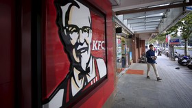Dukung Klaim di LCS, Warga China Demo KFC dan Banting iPhone