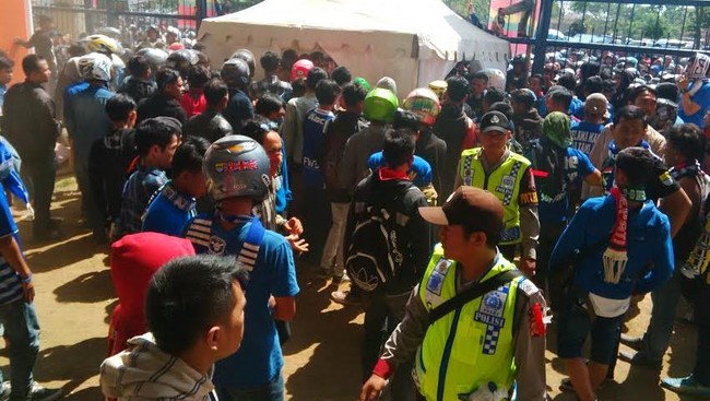 Kericuhan dalam antrean tiket Persib mulai mereda setelah massa dipecah ke lokasi pembelian lain. Namun, bobotoh tetap datang bergelombang ke Si Jalak Harupat.
