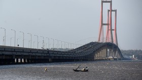 Seorang Pria Diduga Bunuh Diri di Jembatan Suramadu