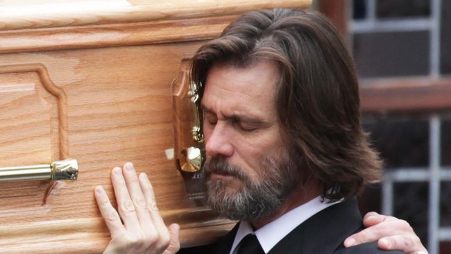 Komedian Jim Carrey turut memanggul peti mati mantan kekasihnya, Cathriona White, saat dimakamkan di Irlandia pada Sabtu (10/10).